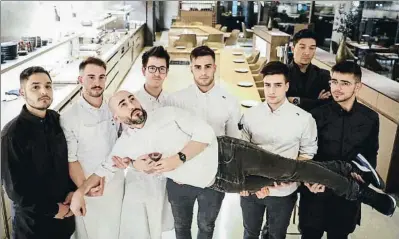  ?? ÀLEX GARCIA ?? Artur Martínez, el chef del restaurant­e, sostenido por parte de su equipo