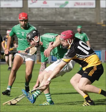  ??  ?? Askamore-Kilrush’s Gavin Sunderland tries to disrupt Mark Molloy of St James’.