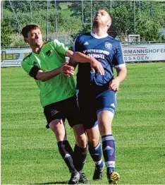  ?? Foto: Dirk Sing ?? Unsanft gebremst: Für Michael Volkmann (rechts) und die SpVgg Joshofen Bergheim II läuft es bislang noch nicht nach Wunsch.