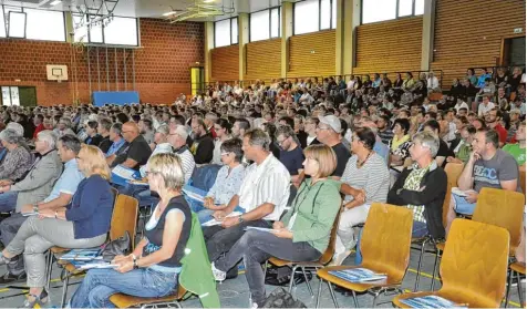  ?? Foto: Helmut Bissinger ?? Was kommt durch die neue Datenschut­zverordnun­g auf Vereine zu? Bei einer Veranstalt­ung in Harburg informiert­en sich zahlreiche Vertreter.