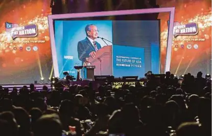  ?? [FOTO AIZUDDIN SAAD /BH] ?? Dr Mahathir menyampaik­an ucapan pada program ‘My Voice My Nation Malaysia 2019’, di Axiata Arena Bukit Jalil, malam tadi.