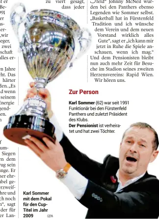  ??  ?? Karl Sommer mit dem Pokal für den CupTitel im Jahr 2009 GEPA(62) war seit 1991 Funktionär bei den Fürstenfel­d Panthers und zuletzt Präsident des Klubs.