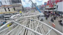  ?? PHOTO FROM CBRT FACEBOOK PAGE, MARCH 4, 2024 ?? Installati­on of the Foglia roof design at the CBRT Bus Station in front of the Cebu South Bus Terminal in Natalio Bacalso Avenue, Cebu City. The Foglia roof design was created by internatio­nally renowned Cebuano designer Kenneth Cobonpue and CBRT’s architect Elman Martinez.