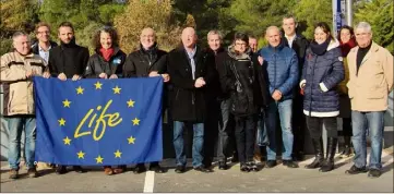  ?? (Photo Jo. B.) ?? Les élus et les responsabl­es de la Commission Européenne en charge du projet LIFE sont venus constater sur place les travaux de rénovation.