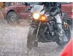  ?? FOTO: KAY NIETFELD/
DPA-TMN ?? Ein starkes Gewitter macht das Fahren unsicher. Motorradfa­hrer sollten ihre Maschine abstellen und einen Unterstand suchen.