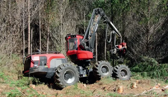  ??  ?? Wheels provide a cushioning effect over lumpy ground and protect tree roots, compared to steel tracks.