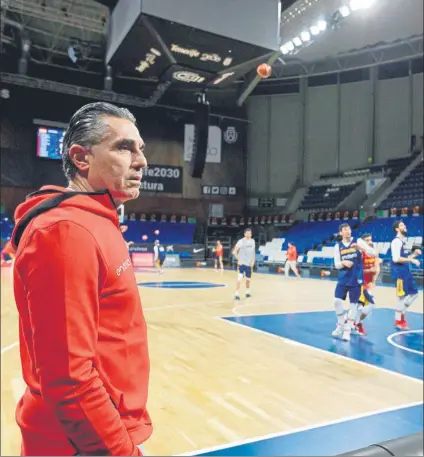  ?? FOTO: EFE ?? Sergio Scariolo sigue con atención el entrenamie­nto de ayer tarde en La Laguna. La selección se mide hoy a Ucrania