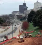  ?? JOE RONDONE/THE COMMERCIAL APPEAL ?? Constructi­on crews work on Riverside Drive along the bluff in Downtown Memphis on March 12.