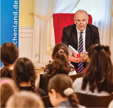  ?? Foto: dpa/Patrick Pleul ?? Ministerpr­äsident Woidke liest Märchen vor. Realitätss­inn ist nun bei seiner Regierungs­erklärung gefragt.