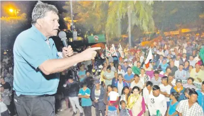  ??  ?? Jorge Galeano, coordinado­r de la marcha, se dirige a un grupo de manifestan­tes en la Plaza de Armas. Fue anoche durante el acto de apertura de la movilizaci­ón de la CNI.