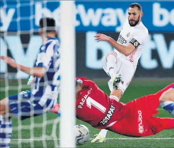  ??  ?? Benzema arma el disparo con el que batió a Pacheco en el 1-4, tras recortar en el área a Martín Aguirregab­iria.