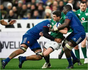  ?? — AFP ?? Going all
out: Ireland flyhalf Johnny Sexton (centre) trying to get past two French players during the Six Nations match at the Stade de France in Paris on Saturday.