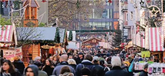  ?? FOTO: UWE MISERIUS ?? Advent in der City – die Fußgängerz­one in Wiesdorf samt Christkind­chenmarkt lockt Kundschaft. Der stationäre Handel wird als Erlebnis gebraucht, sagten Fachleute.