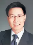  ??  ?? Prof Louis Tong oversaw the research into dry eyes, which paired high-tech equipment with traditiona­l Chinese medicine.