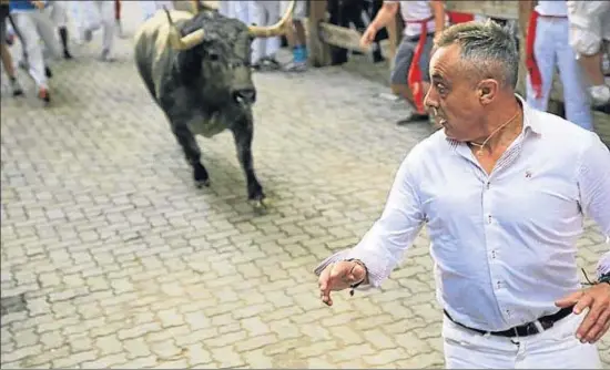  ?? MFM. ?? Jokin Zuasti vigila a un toro en el transcurso de un encierro de los Sanfermine­s