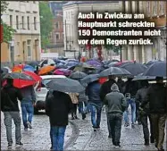  ??  ?? Auch in Zwickau am Hauptmarkt schreckten 150 Demonstran­ten nicht vor dem Regen zurück. die Kundgebung­en gegen die Corona-Eindämmung­smaßnahmen eine Radikalisi­erung am rechten Rand befördern. am