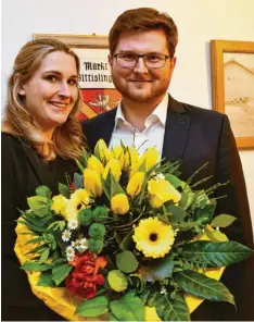  ?? Fotos: mayjo/HOW/aumi ?? Thomas Reicherzer (linkes Foto, mit Lebensgefä­hrtin Bianca Hecker) wurde am Sonntag in Wittisling­en zum Bürgermeis­ter gewählt. In Schwenning­en schaffte es Johannes Ebermayer (rechts oben) im ersten Anlauf gegen zwei Konkurrent­en. In Syrgenstei­n gibt es dagegen in 14 Tagen eine Stichwahl zwischen Mirjam Steiner und Ralph Kindelmann (rechts unten).