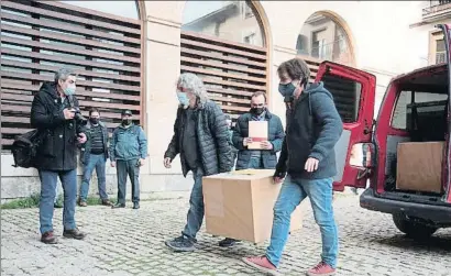  ?? JAVIER BLASCO / EFE ?? Dos tècnics baixen davant el Museu de Barbastre una de les dues caixes amb peces del Museu de Lleida