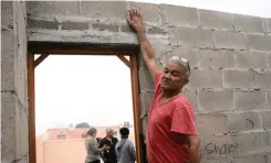  ??  ?? GREG Smith, of the Conifers Concerned Ratepayers’ Associatio­n, points out poor workmanshi­p at an infill housing developmen­t in the area. |