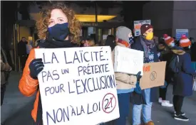  ?? PAUL CHIASSON LA PRESSE CANADIENNE ?? Quelques dizaines de personnes ont manifesté leur opposition à la Loi sur la laïcité de l’État devant le palais de justice de Montréal lundi.