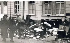  ?? FOTO: STADTARCHI­V ?? Das historisch­e Foto zeigt Hausrat aus jüdischen Wohnungen, den Düsseldorf­er Bürger 1938 auf die Straße geworfen hatten.