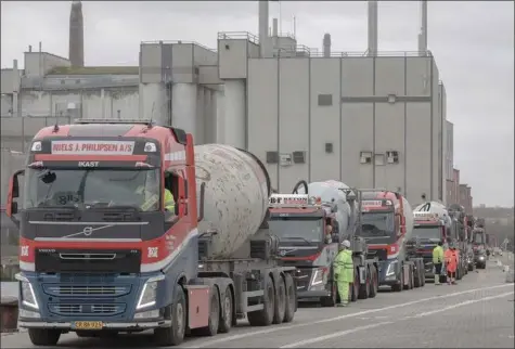  ?? Foto: Benny Kjølhede ?? Lastbiler med beton holdt mandag i kø for at komme af med deres last, da der blev støbt bundplade i det, som ifølge projektets hjemmeside bliver Danmarks højeste kontorhus.