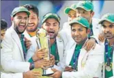  ?? GETTY IMAGES ?? Pakistan captain Sarfraz Ahmed and team with the Champions Trophy after beating India in London on June 18.