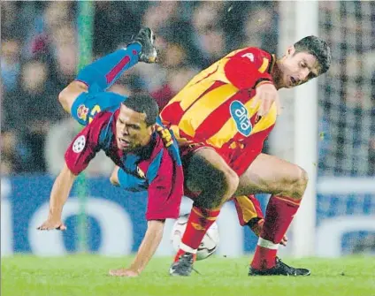  ?? FOTO: PERE PUNTÍ ?? Geovanni ante el Galatasara­y en 2002 Empezó a las 19.15 h., el que más pronto se ha jugado en Champions en el Estadi hasta hoy