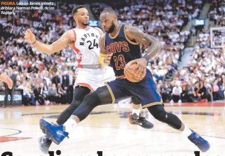  ??  ?? FIGURA. Lebron James intenta driblar a Norman Powell, de los Raptors.