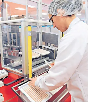  ??  ?? At work on the vaccine production line of GSK, the UK’S largest drugmaker