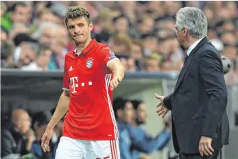  ?? FOTO: DPA ?? Dienstende nach 81 meist mehr, selten weniger frustriere­nden Minuten: Thomas Müller klatscht mit BayernTrai­ner Carlo Ancelotti ab.