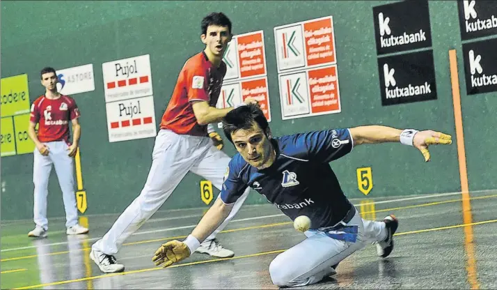  ?? FOTO: UNANUE ?? Danel Elezkano se lanza al suelo para tratar de alcanzar una pelota, ante la mirada de Altuna y Martija a los que el vizcaíno y Beñat Rezusta no dieron opción. Irribarria y Zabaleta les esperan en la final del Campeonato de Parejas