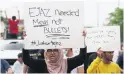  ?? STEVE RUSSELL TORONTO STAR ?? Protesters rally outside the Malton apartment building where Peel police officers shot and killed 62-year-old Ejaz Choudry.