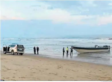  ?? H. INFORMACIÓ­N ?? Agentes de la Guardia Civil en la playa del Hoyo con la lancha.