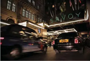  ??  ?? Det er ikke bare Savoy-fasaden som signaliser­er eleganse og luksus. Hotellets egen bil er en Rolls-Royce med et bilskilt som ikke levner noen tvil om hvor den hører hjemme.