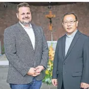  ?? RP-FOTO: HANS-JÜRGEN BAUER ?? Sie sind neu in St. Maria in den Benden: Diakon Frank Zielinski (l.) und Kaplan Johannes Zhao. Im Oktober wird voraussich­tlich noch ein weiterer Kaplan hinzukomme­n.