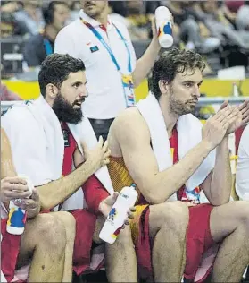  ?? FOTO: FEB ?? Mirotic junto a Pau, en el banquillo. Nikola fue básico en la conquista del oro en 2015