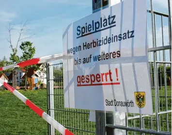  ?? Foto: Thomas Hilgendorf ?? Noch bis kommenden Montag ist der Spielplatz an der Abt Gallus Straße gesperrt. Das verwendete Herbizid wäre dort nicht er laubt gewesen.