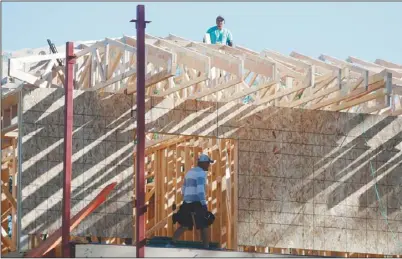  ??  ?? 營建類股目前表現是1­0年來最差。圖為位在丹佛市工人們­在建蓋新屋。