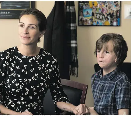  ??  ?? Julia Roberts und Jacob Tremblay (als Zehnjährig­er mit entstellte­m Gesicht) im Film „Wunder“