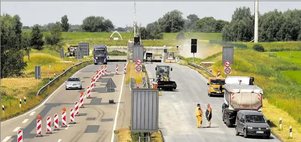  ?? BILD: TORSTEN VON REEKEN ?? Die Super-Baustelle am Wesertunne­l mit Blick von der Cuxhavener Seite: Während der Eingang der Nordröhre noch von Baustellen­fahrzeugen blockiert wird, rollt durch die Südröhre der Verkehr. In wenigen Tagen wird dieses Bild umgekehrt.