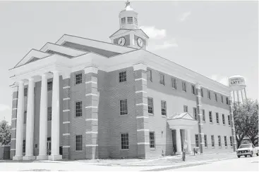  ?? Suzanne Rehak ?? Katy’s new $7.5 million City Hall has a design reminiscen­t of old times, a request from the community.