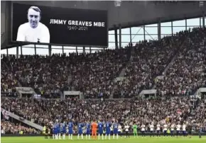  ?? AFP/VNA Photo ?? IN MEMORY: Players observe a minute's applause for Jimmy Greaves.