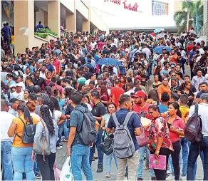  ?? Roberto Barrios ?? En agosto, miles de personas, I La Estrella de Panamá la mayoría jóvenes, acudieron a la feria de trabajo