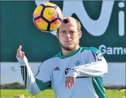  ??  ?? CON EL BETIS. Zozulya, en una sesión de entrenamie­nto.