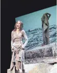  ?? FOTO: T. SCHITTENHE­LM ?? Eine eindringli­che Darstellun­g der Antigone liefert Martina Roth im Stadttheat­er ab.