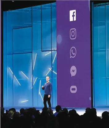  ??  ?? Le PDG de Facebook, Mark Zuckerberg, alors qu’il prenait la parole, hier, à la conférence annuelle des développeu­rs, appelée « F8 », à San José, en Californie.