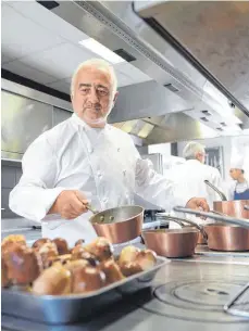  ?? FOTOS: DPA ?? Der französisc­he Spitzenkoc­h Guy Savoy kocht in seinem Drei-SterneRest­aurant „Restaurant Guy Savoy" in der Monnaie de Paris.