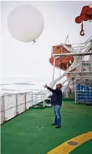  ?? FOTO: ALFRED-WEGENER-INSTITUT/STEUER/ DPA ?? Ein Wettertech­niker lässt auf dem Schiff „Polarstern“einen Wetterball­on aufsteigen.