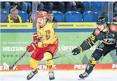  ?? FOTO: CJÜRGENS ?? Maximilian Hops, hier für Kaufbeuren bei einem Spiel in Krefeld vor Lukas Wagner am Puck, ist der erste Neuzugang für die Saison 2024/25.